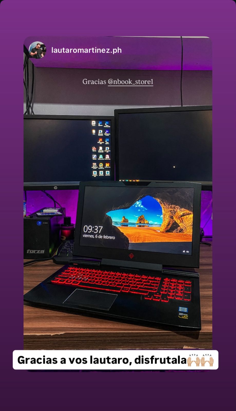 Cliente feliz con notebook Nbook Store